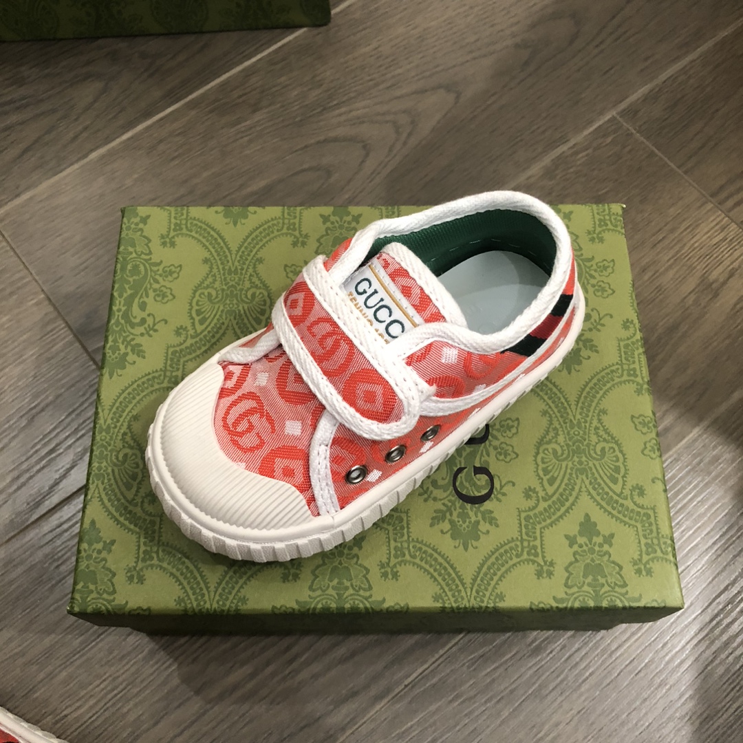 Children's shoes child